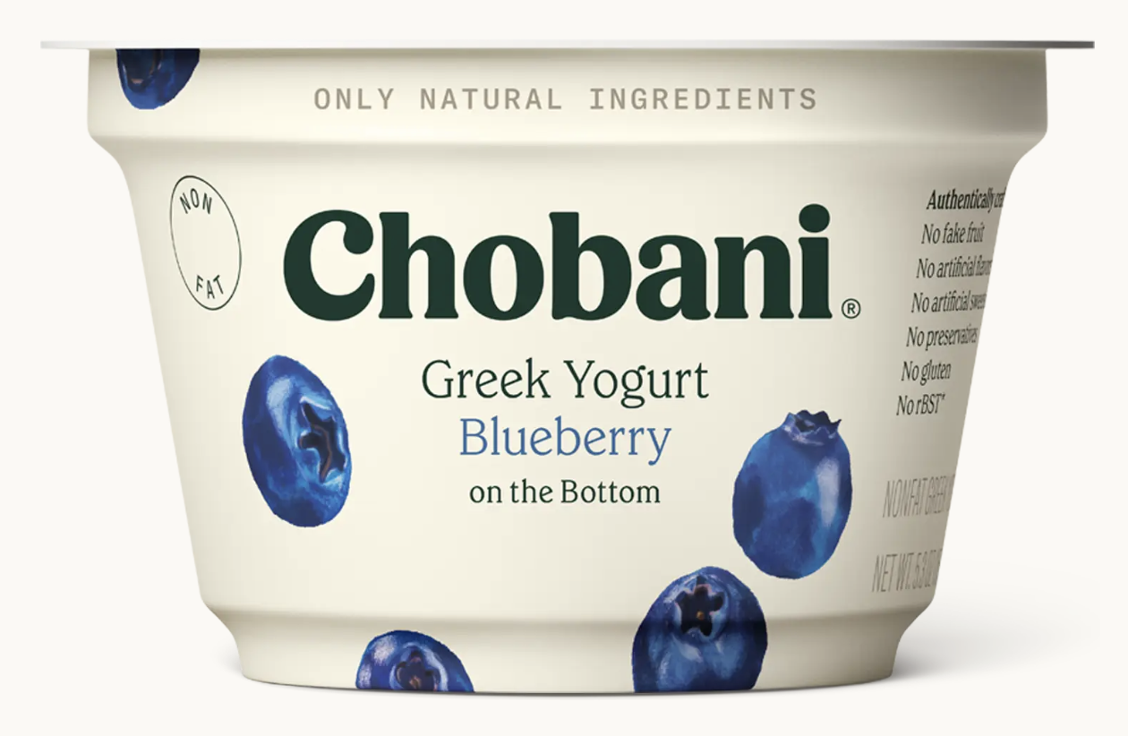 Chobani Yogurt Griego-Mora azul en el fondo